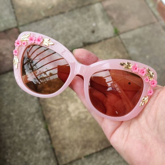 NEW Retro 50\'s Pink Flower Accented Cat\'s Eye Sunglasses